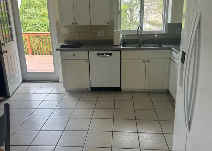 Spacious And Walk To The Beach With Central Ac And Outdoor Shower